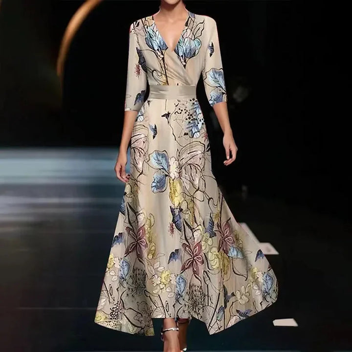 "Robe maxi longue élégante à imprimé floral vibrant, col en V et manches trois-quarts, tissu léger et respirant."