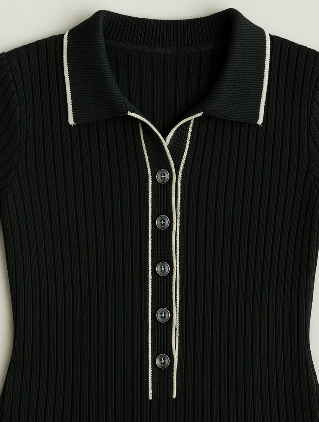 "Robe maxi polo élégante côtelée noir, détails contrastés, coupe ajustée, confort et style intemporel pour chaque occasion."