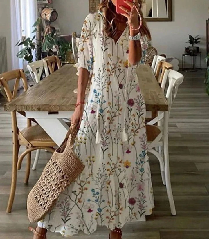 "Robe maxi vert bohème fluide, motifs élégants entrelacés, style chic et confortable, longueur au sol, tissu léger."
