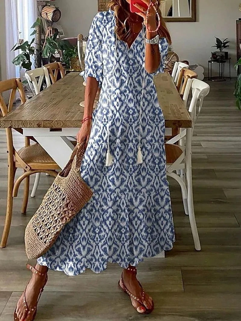 "Robe maxi vert bohème fluide, motifs élégants entrelacés, style chic et confortable, longueur au sol, tissu léger."