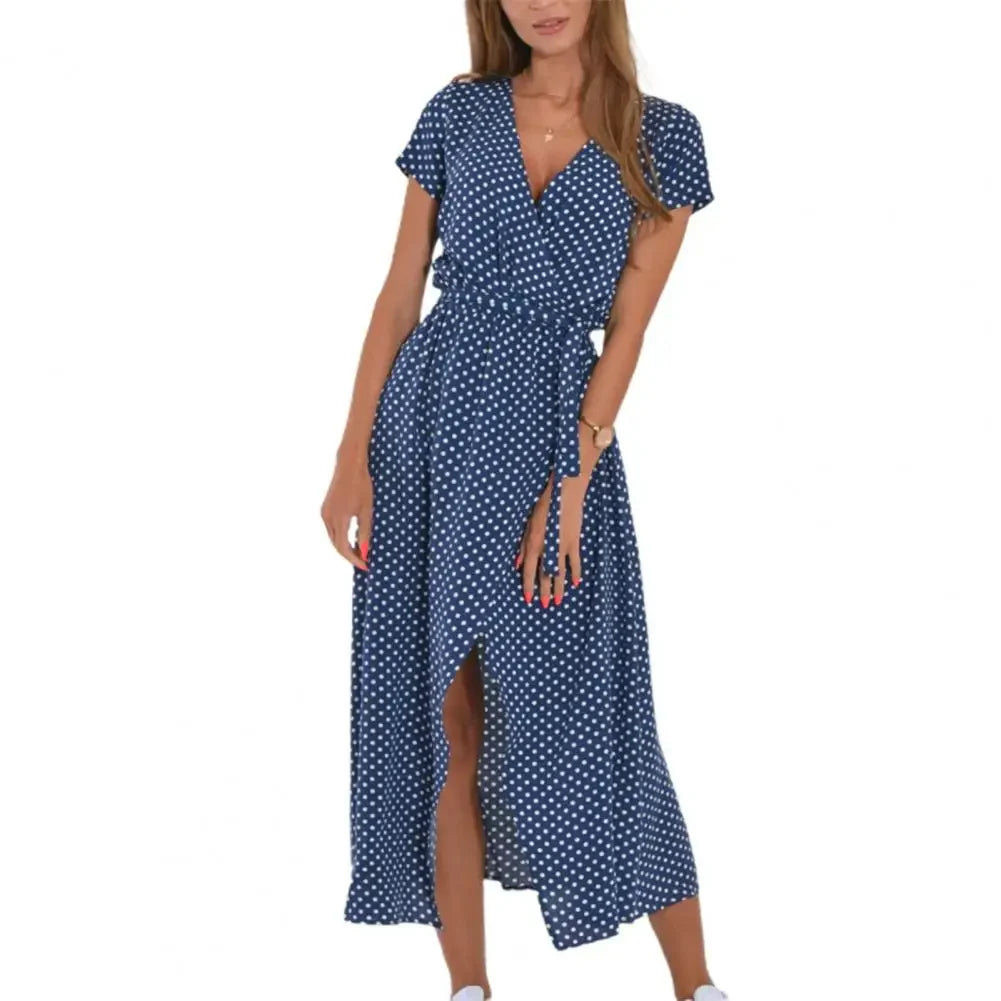 "Robe mi-longue élégante Inez bleue pour femmes, coupe flatteuse, tissu léger, parfaite pour été."