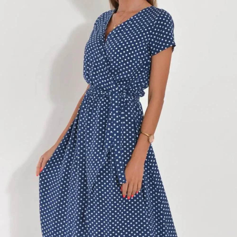 "Robe mi-longue élégante Inez bleue pour femmes, coupe flatteuse, tissu léger, parfaite pour été."