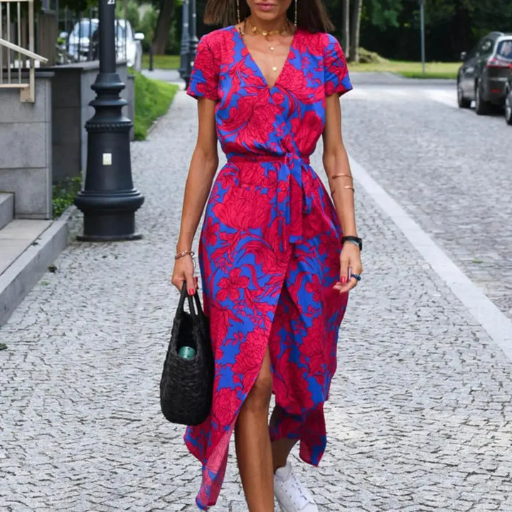 "Robe mi-longue élégante Inez bleue pour femmes, coupe flatteuse, tissu léger, parfaite pour été."
