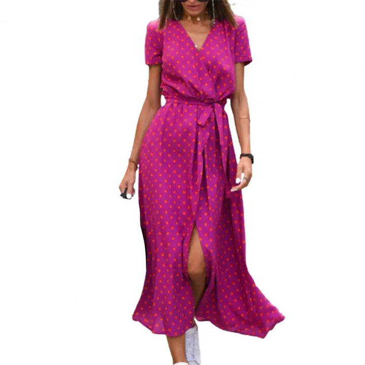 "Robe mi-longue élégante Inez bleue pour femmes, coupe flatteuse, tissu léger, parfaite pour été."