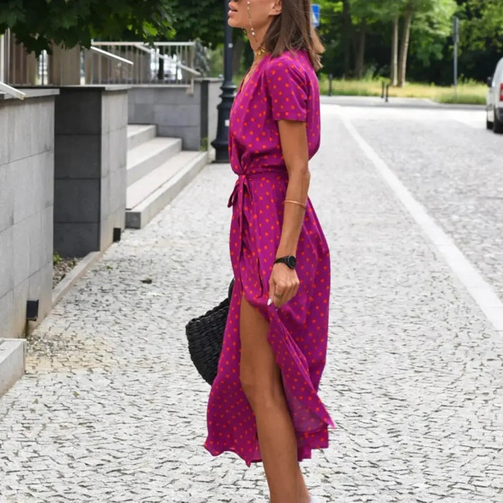 "Robe mi-longue élégante Inez bleue pour femmes, coupe flatteuse, tissu léger, parfaite pour été."