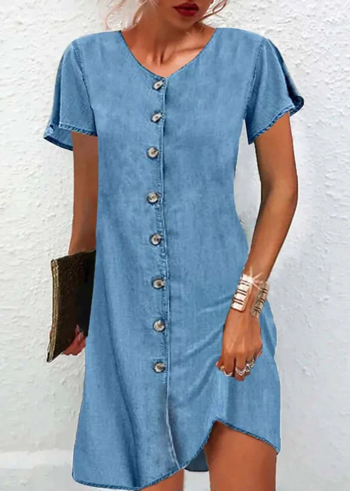 Robe mi-longue en denim bleue, manches courtes, encolure en V, patchwork moderne et boutonnage frontal pour élégance décontra