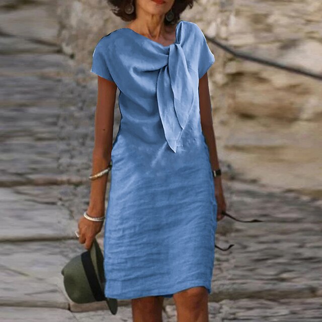 "Robe mi-longue en lin, nœud élégant au col, style décontracté chic, idéale pour jours ensoleillés."