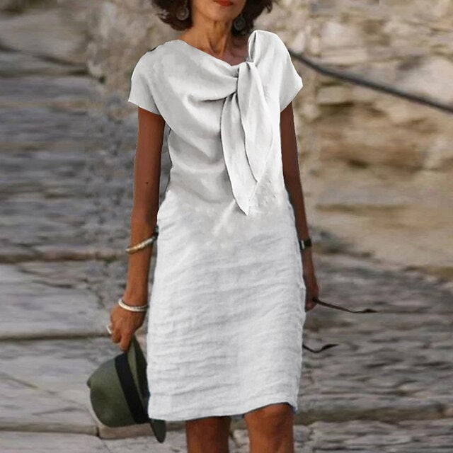 "Robe mi-longue en lin, nœud élégant au col, style décontracté chic, idéale pour jours ensoleillés."