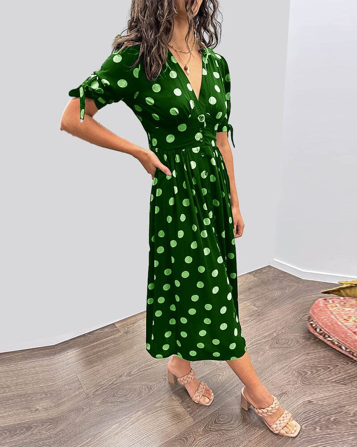"Robe mi-longue rétro à pois, coupe cintrée, manches nouées, élégante pour occasions décontractées et chic."