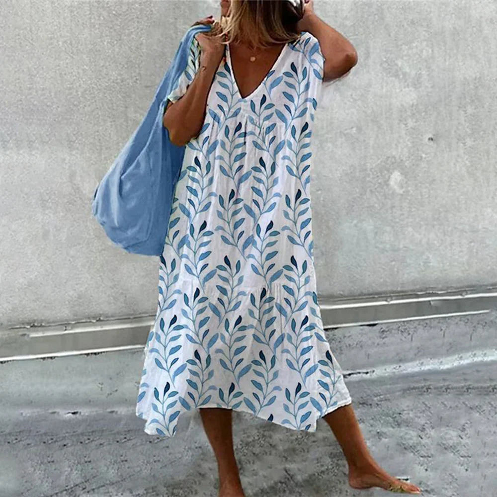 Robe midi A-ligne bleu et blanc avec motifs aquarelle, manches courtes, style estival chic et confortable pour femme.