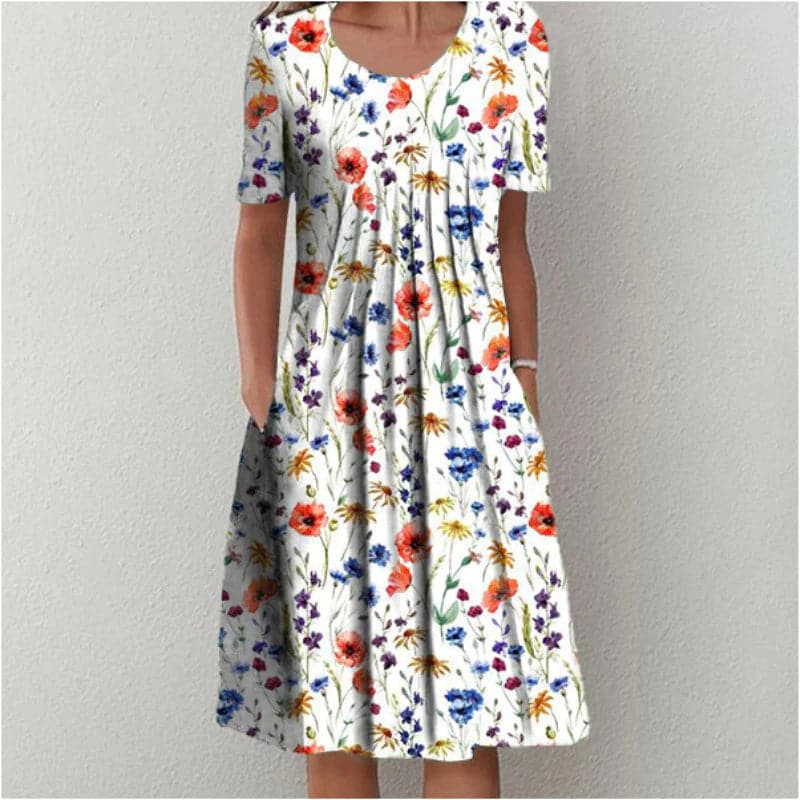 "Robe midi A-line à motifs floraux vibrants, fond blanc, manches courtes, décolleté scoop, élégante et confortable."