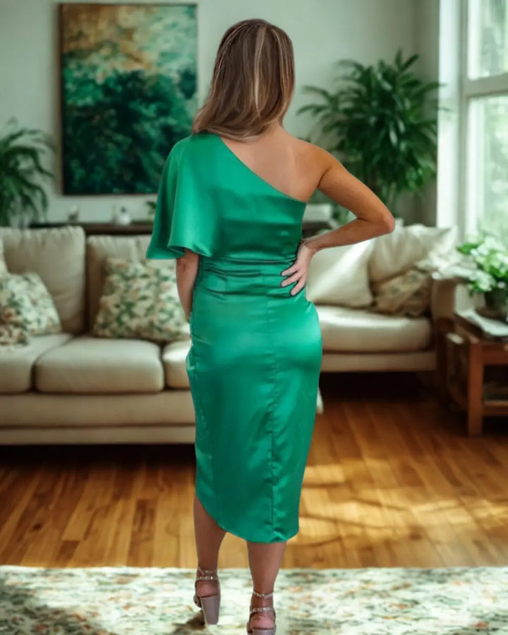 "Robe midi asymétrique drapée femme, épaule unique, élégante, longueur sous le genou, fente discrète"