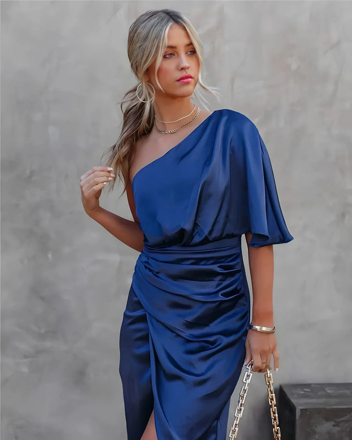 "Robe midi asymétrique drapée femme, épaule unique, élégante, longueur sous le genou, fente discrète"