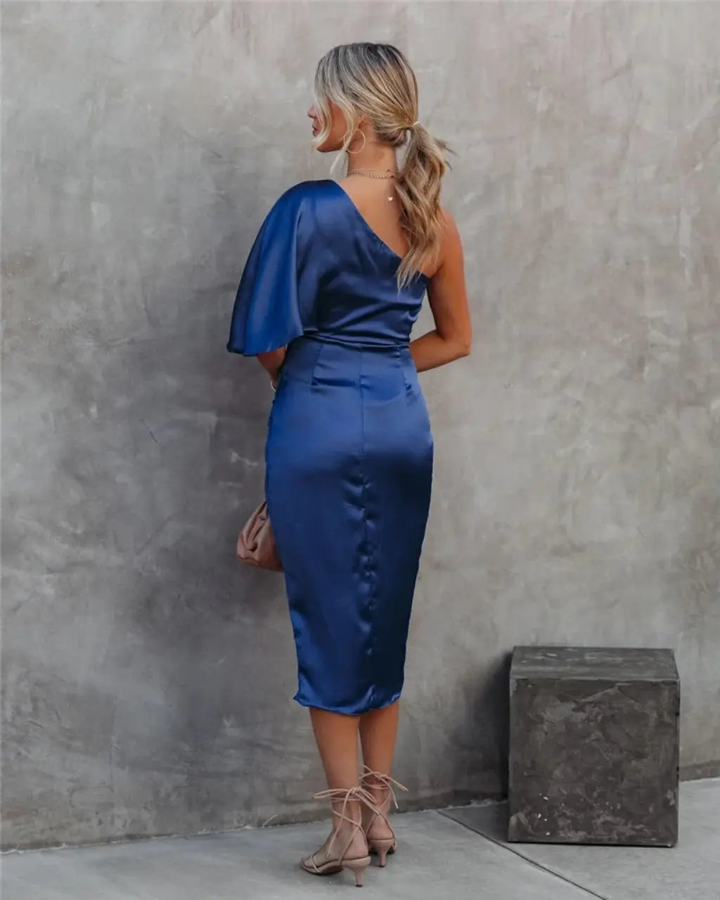 "Robe midi asymétrique drapée femme, épaule unique, élégante, longueur sous le genou, fente discrète"