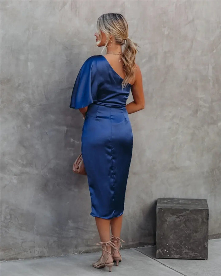 "Robe midi asymétrique drapée femme, épaule unique, élégante, longueur sous le genou, fente discrète"