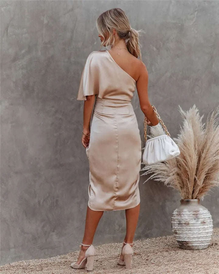 "Robe midi asymétrique drapée femme, épaule unique, élégante, longueur sous le genou, fente discrète"