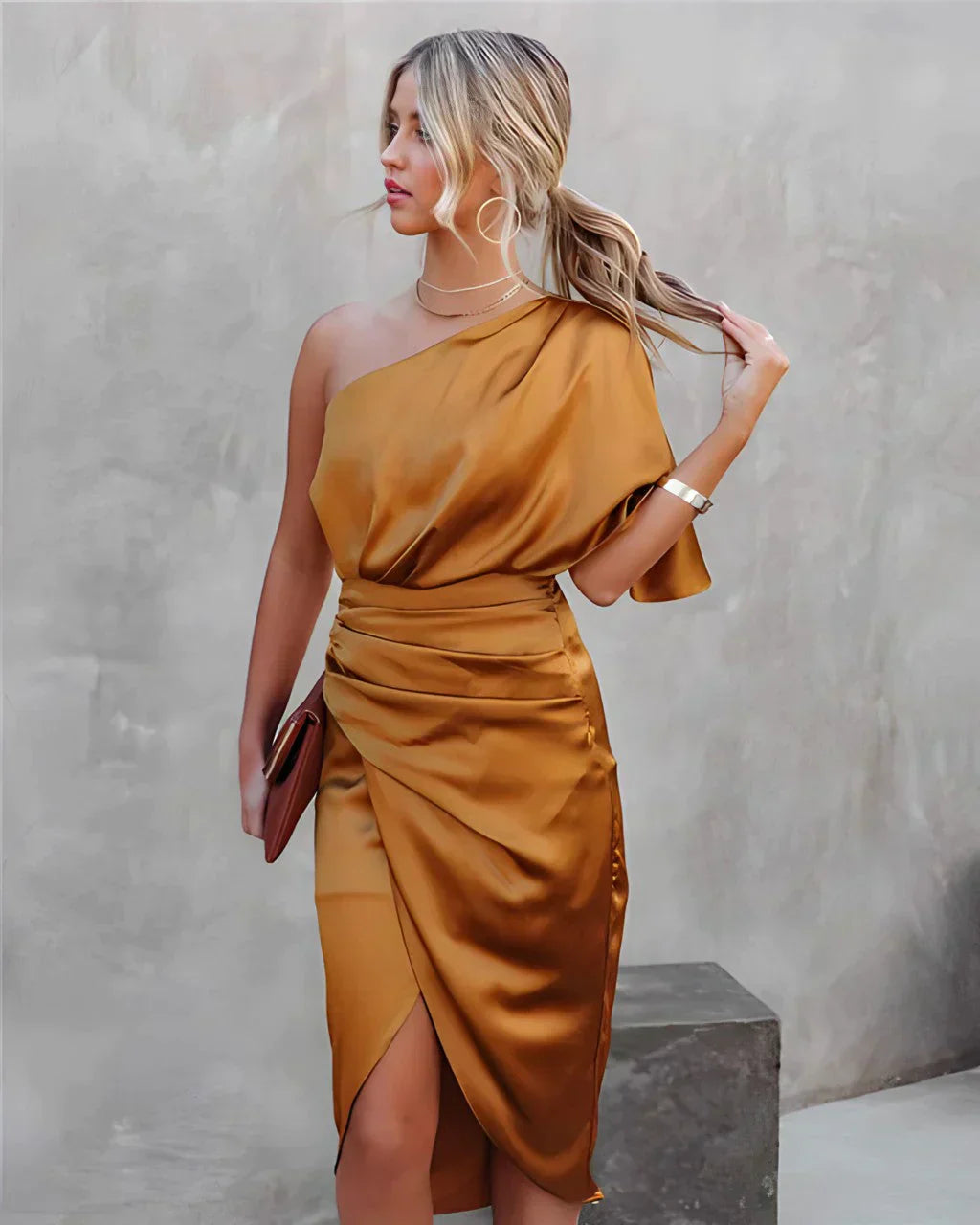 "Robe midi asymétrique drapée femme, épaule unique, élégante, longueur sous le genou, fente discrète"