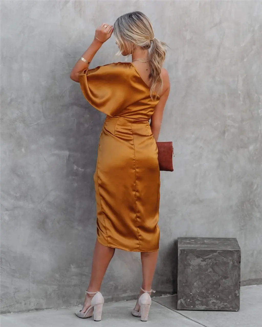 "Robe midi asymétrique drapée femme, épaule unique, élégante, longueur sous le genou, fente discrète"