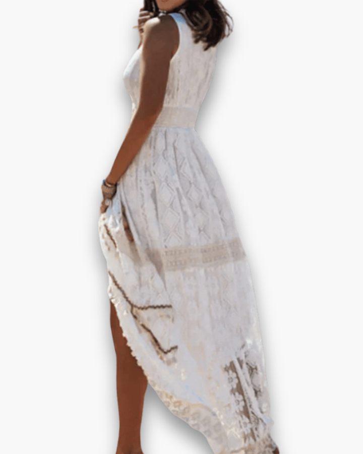 Robe midi bohème chic beige avec dentelle délicate, style élégant et coupe fluide mettant en valeur la silhouette féminine.