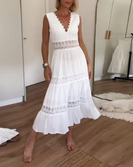 "Robe midi bohème en dentelle blanche avec col en V et volants, élégante et féminine pour toutes occasions"