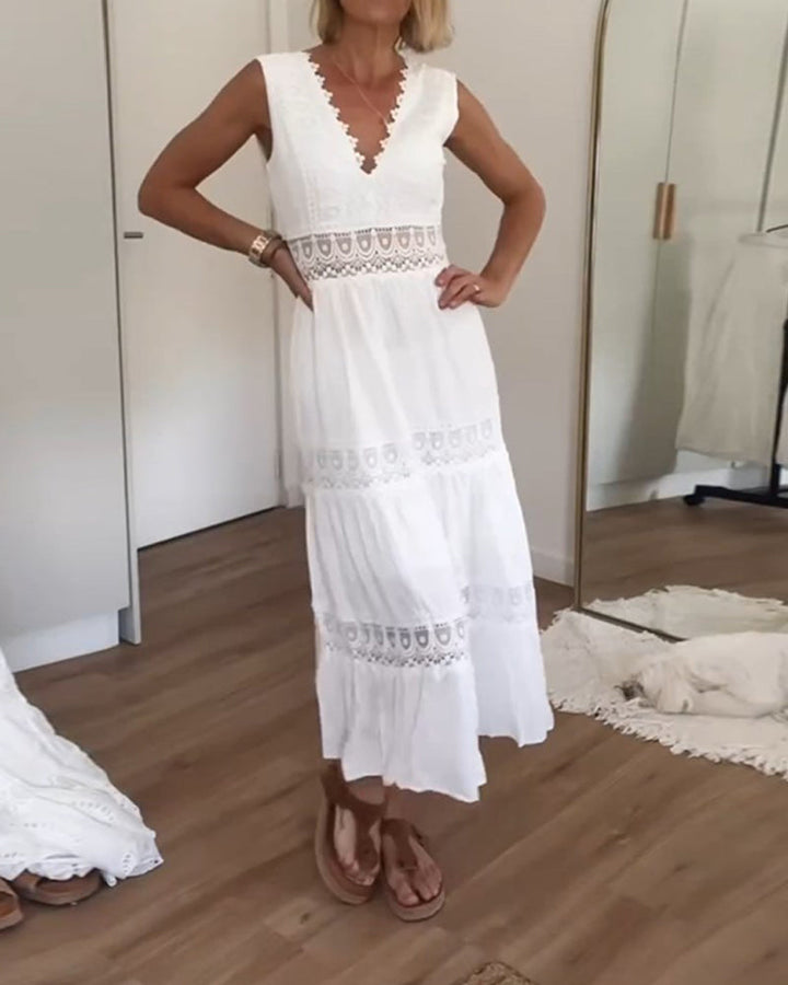 "Robe midi bohème en dentelle blanche avec col en V et volants, élégante et féminine pour toutes occasions"
