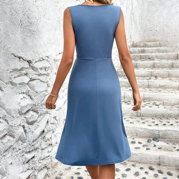 Robe midi d'été sans manches, coupe au genou, tissu léger, couleur vive, idéale pour journées chaudes.