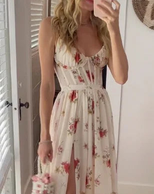 "Robe midi drapée élégante avec jupe fluide, idéale pour occasions spéciales, taille définie pour silhouette raffinée."