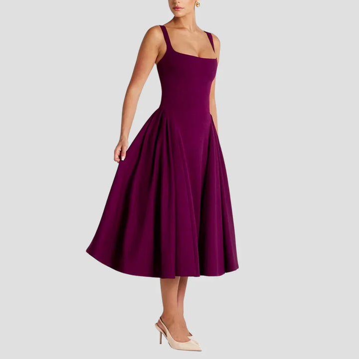 "Robe midi élégante avec décolleté carré et jupe évasée, taille cintrée, tissu structuré, idéale pour occasions distinguées."