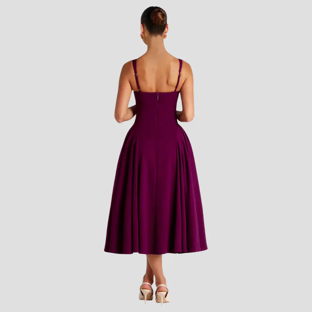 "Robe midi élégante avec décolleté carré et jupe évasée, taille cintrée, tissu structuré, idéale pour occasions distinguées."