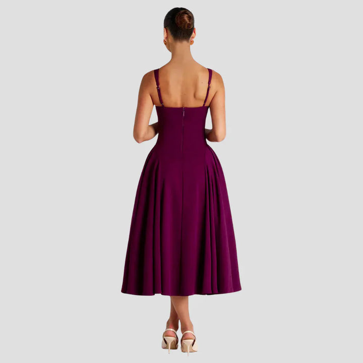 "Robe midi élégante avec décolleté carré et jupe évasée, taille cintrée, tissu structuré, idéale pour occasions distinguées."
