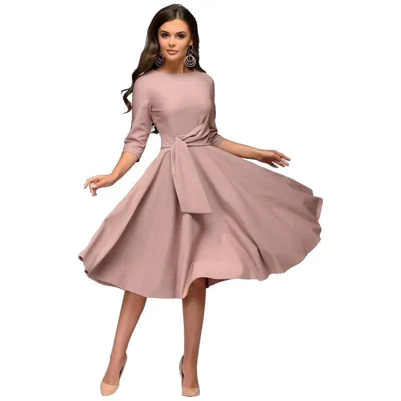Robe midi élégante avec détails de nœuds, tissu léger et fluide, convenant pour occasions formelles ou décontractées.