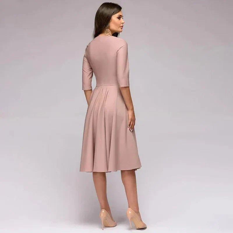 Robe midi élégante avec détails de nœuds, tissu léger et fluide, convenant pour occasions formelles ou décontractées.