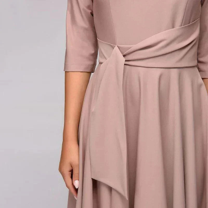 Robe midi élégante avec détails de nœuds, tissu léger et fluide, convenant pour occasions formelles ou décontractées.