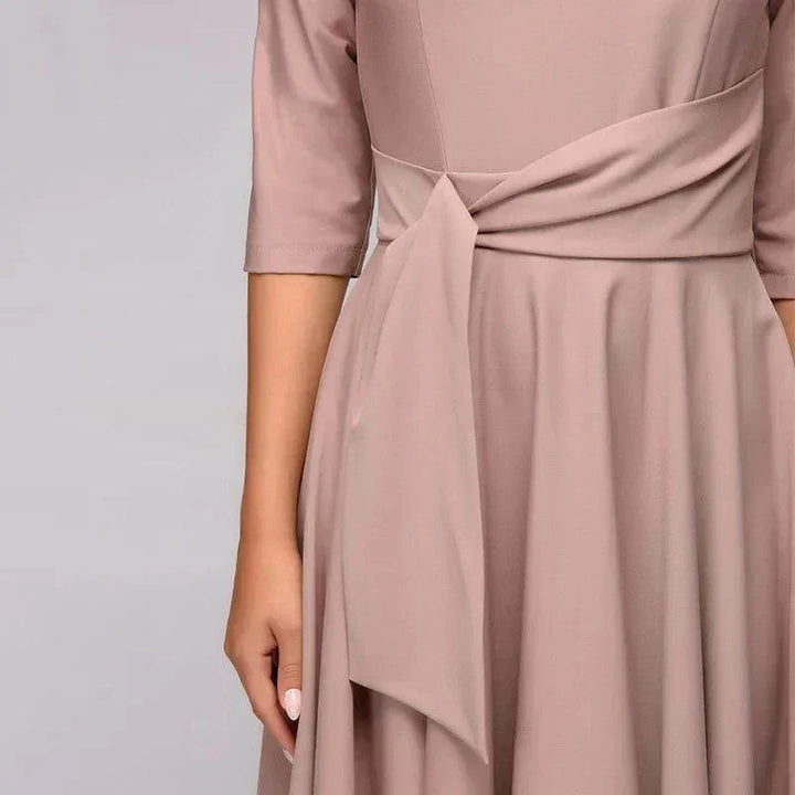 Robe midi élégante avec détails de nœuds, tissu léger et fluide, convenant pour occasions formelles ou décontractées.