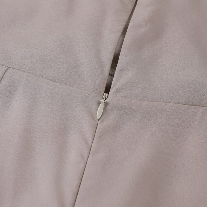 "Robe midi élégante, dos nu sexy en rouge; silhouette drapée, fente latérale sensuelle, disponible en différentes couleurs."