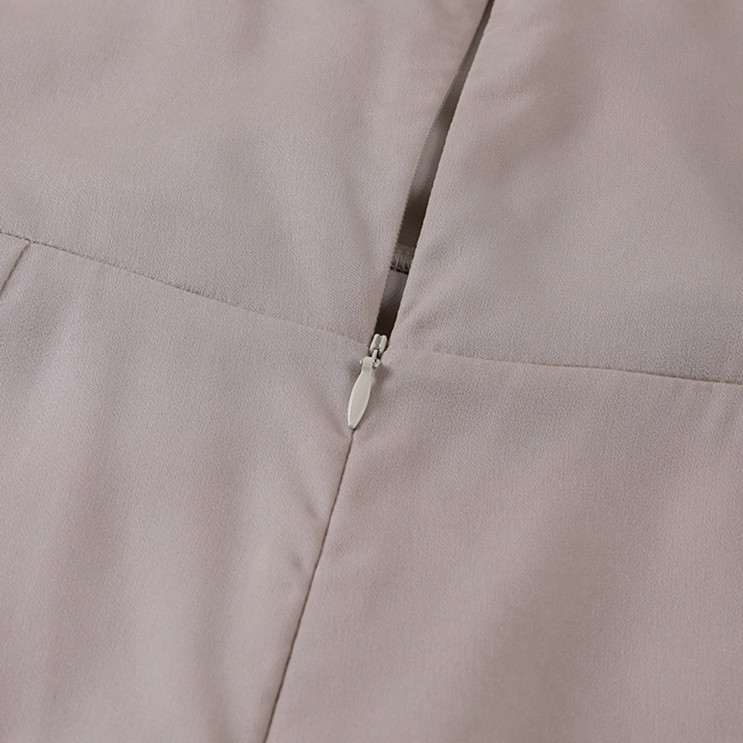 "Robe midi élégante, dos nu sexy en rouge; silhouette drapée, fente latérale sensuelle, disponible en différentes couleurs."