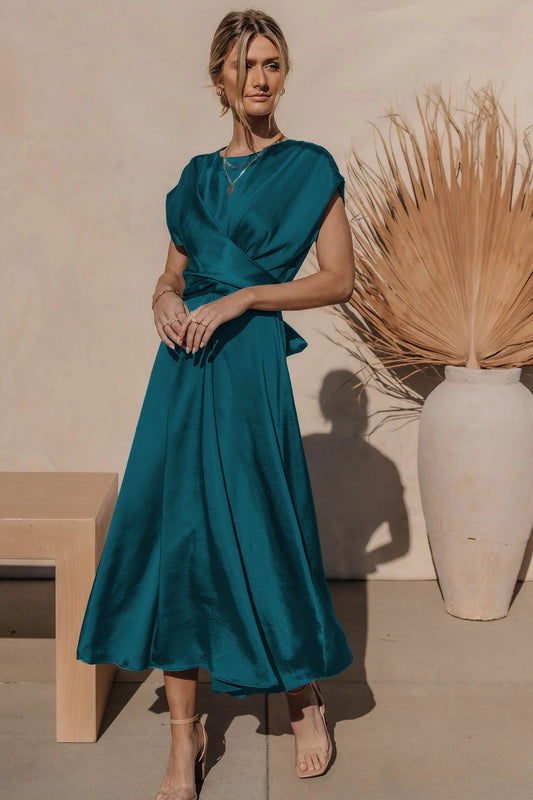 Robe midi élégante en soie pour femme, coupe flatteuse et luxueuse, idéale pour occasions spéciales, couleur raffinée.