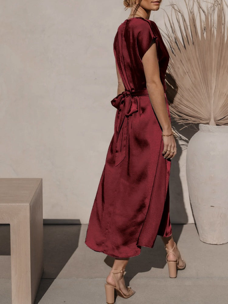 Robe midi élégante en soie pour femme, coupe flatteuse et luxueuse, idéale pour occasions spéciales, couleur raffinée.