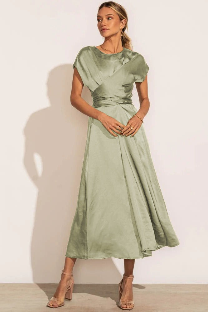 Robe midi élégante en soie pour femme, coupe flatteuse et luxueuse, idéale pour occasions spéciales, couleur raffinée.