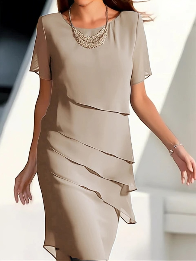 "Robe midi élégante femme manches courtes, superpositions délicates, silhouette raffinée; vue de face"