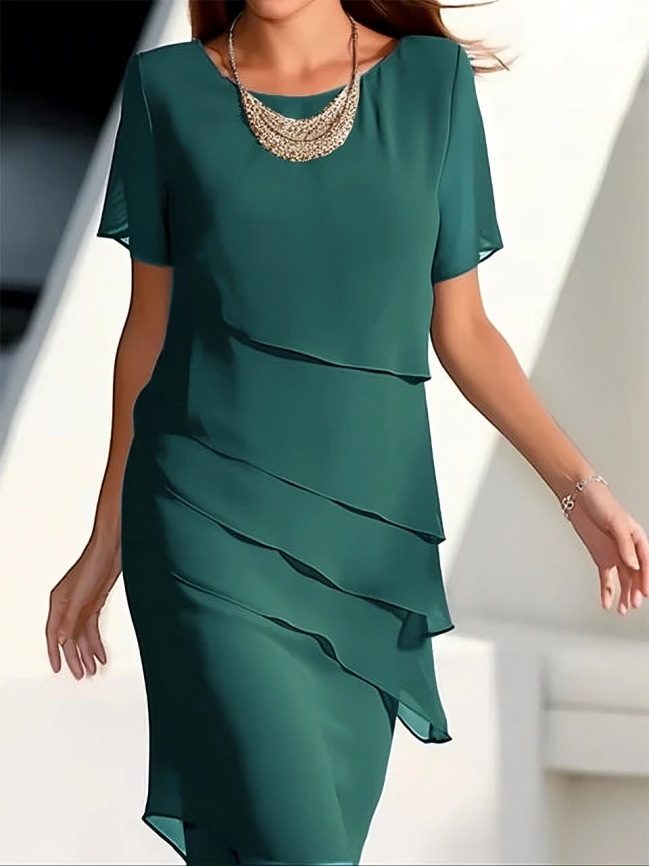"Robe midi élégante femme manches courtes, superpositions délicates, silhouette raffinée; vue de face"