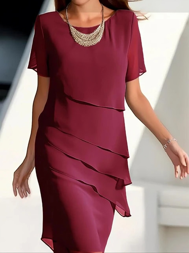 "Robe midi élégante femme manches courtes, superpositions délicates, silhouette raffinée; vue de face"