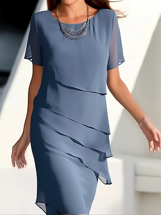 "Robe midi élégante femme manches courtes, superpositions délicates, silhouette raffinée; vue de face"