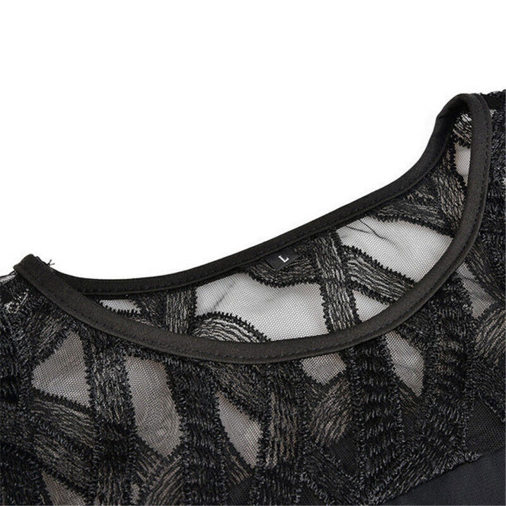 "Robe midi élégante grande taille, col rond, manches dentelle, silhouette flatteuse, couleur foncée."