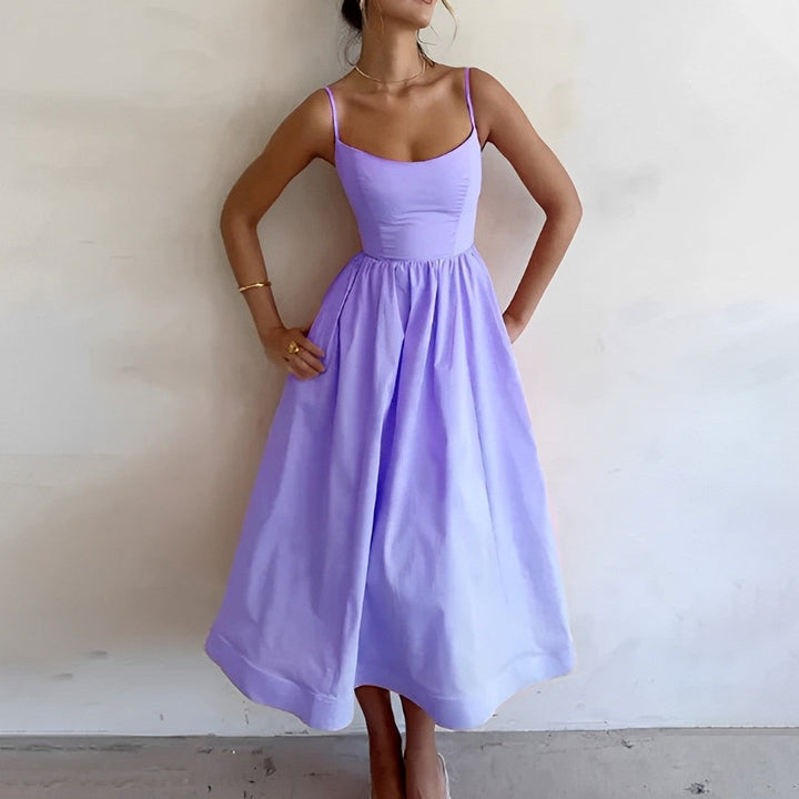 "Robe midi élégante pour femmes, sans manches, jupe fluide A-line, style chic et raffiné, parfaite pour toutes occasions."