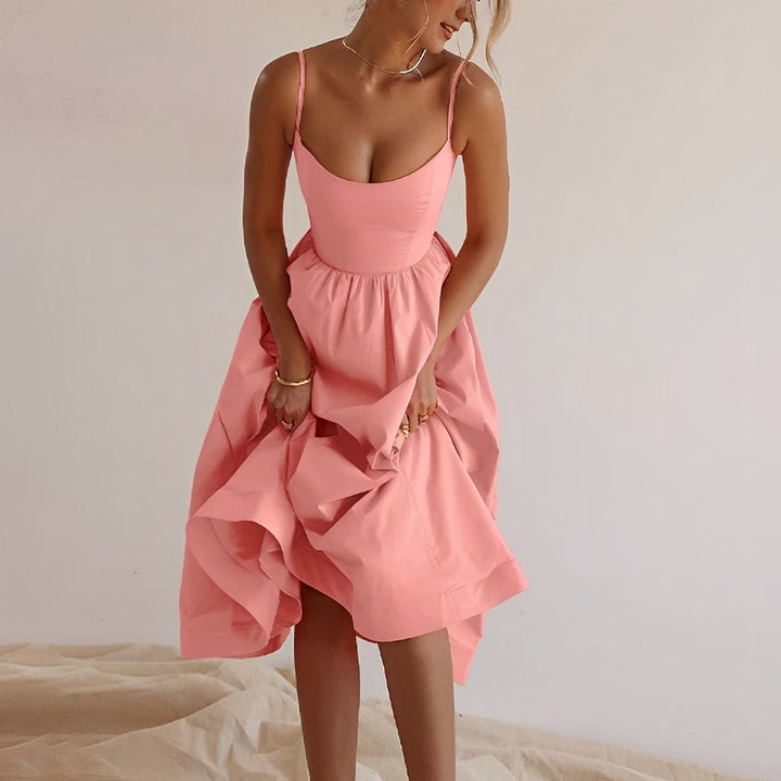 "Robe midi élégante pour femmes, sans manches, jupe fluide A-line, style chic et raffiné, parfaite pour toutes occasions."