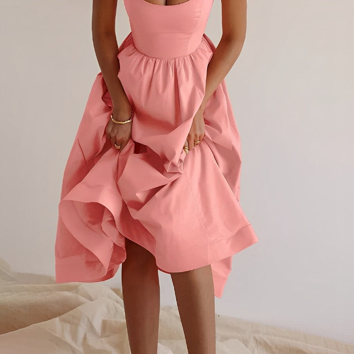 "Robe midi élégante pour femmes, sans manches, jupe fluide A-line, style chic et raffiné, parfaite pour toutes occasions."