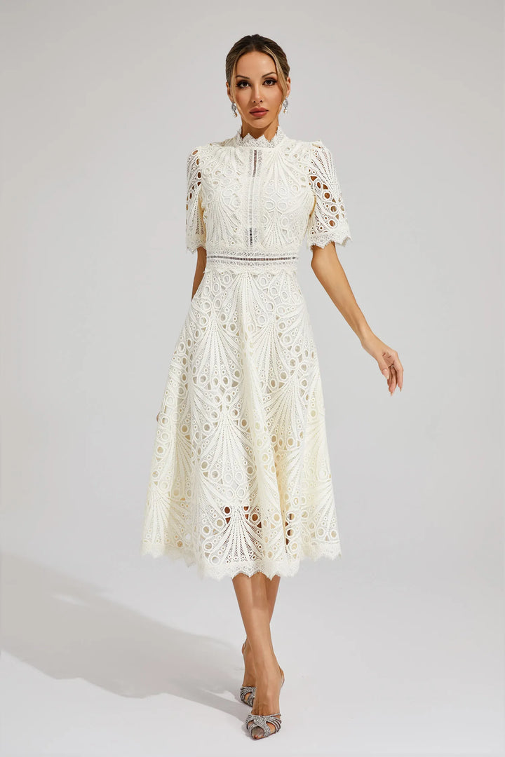 "Robe midi en dentelle blanche élégante, idéale pour mariages et soirées, avec encolure délicate et coupe raffinée."
