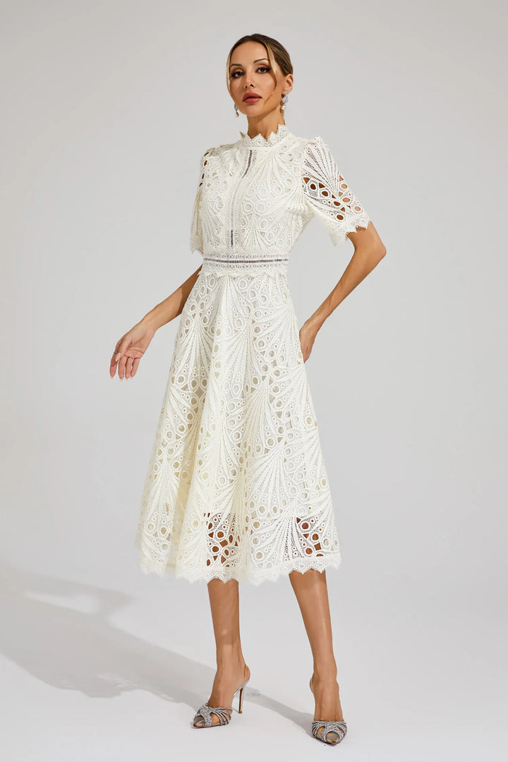 "Robe midi en dentelle blanche élégante, idéale pour mariages et soirées, avec encolure délicate et coupe raffinée."