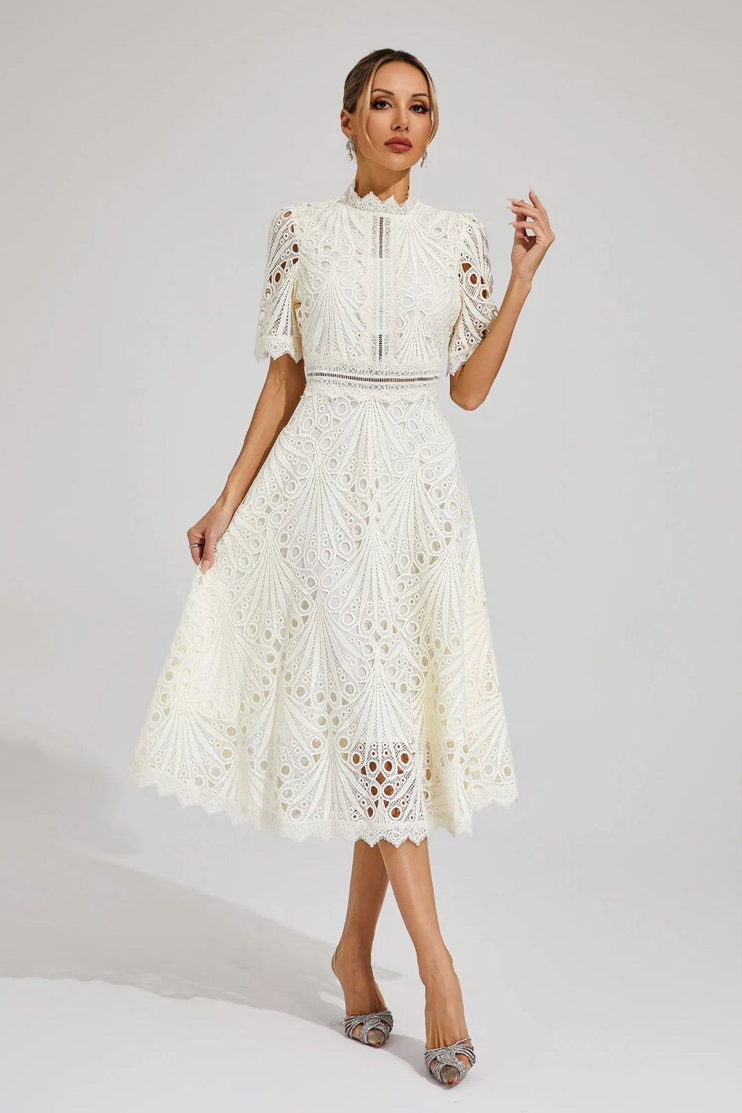 "Robe midi en dentelle blanche élégante, idéale pour mariages et soirées, avec encolure délicate et coupe raffinée."